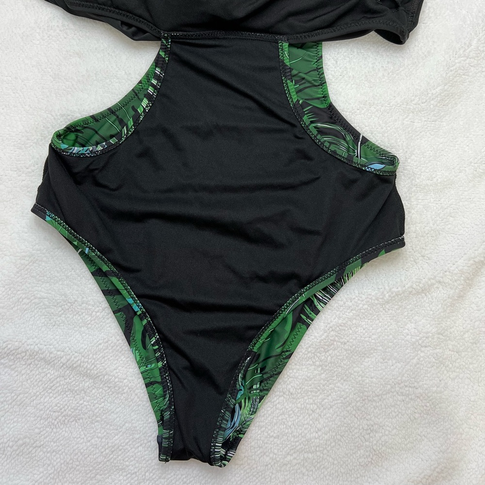 women's swimsuit is new but does not have a protector on the bottom
